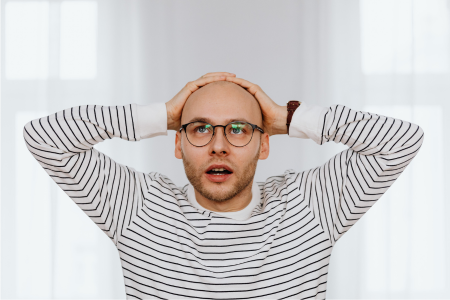 ハゲている人が悩んでいる様子の画像